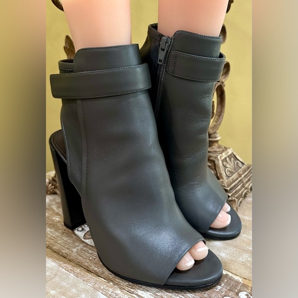 EUC Vince “Bringham” Heeled Sandal Booties in Grey. Near New Condition. Size 8 - Picture 1 of 9
